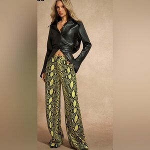 I’m NWT Yellow Snakeprint pants, pockets, partial elastic waist, belt loops.💛🖤